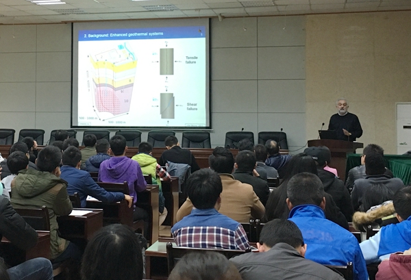 tayfun 教授在本部做報(bào)告2 - 副本.JPG