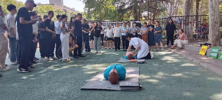 雁塔校區(qū)操場一角：直屬部門、離退休工會工作人員