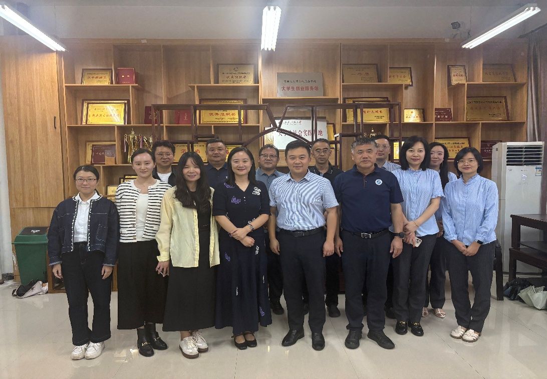 一群人站在室內(nèi)合影AI 生成的內(nèi)容可能不正確。 一群人站在室內(nèi)合影AI 生成的內(nèi)容可能不正確。