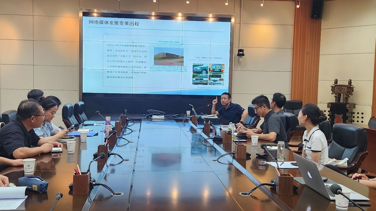 圖片包含 室內(nèi), 桌子, 男人, 柜臺(tái)AI 生成的內(nèi)容可能不正確。