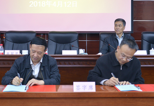 從嚴(yán)治黨簽字儀式 - 副本.jpg