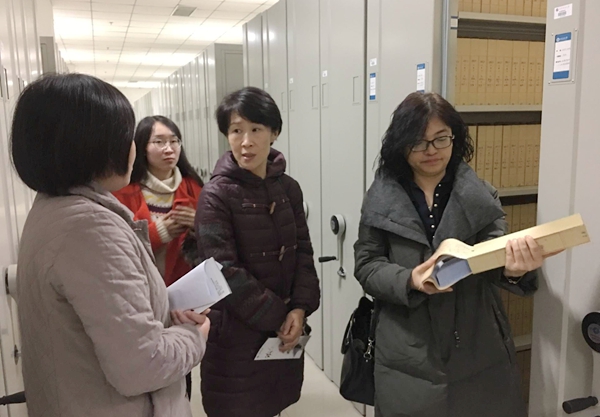 專(zhuān)家組檢查檔案庫(kù)房 - 副本.jpg